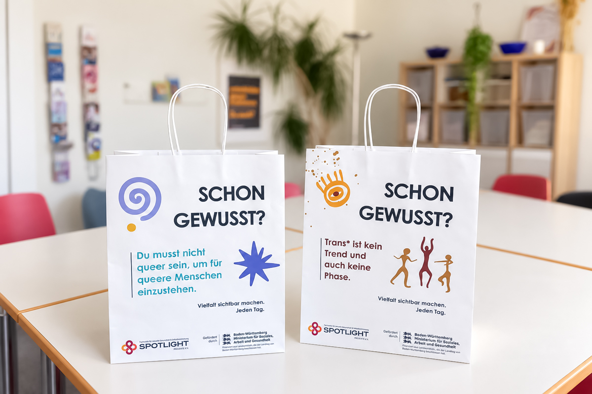 SPOTLIGHT Pforzheim - Die ist ein Bild vom CSD - Es sind viele Menschen mit bunten Fahnen zu sehen.